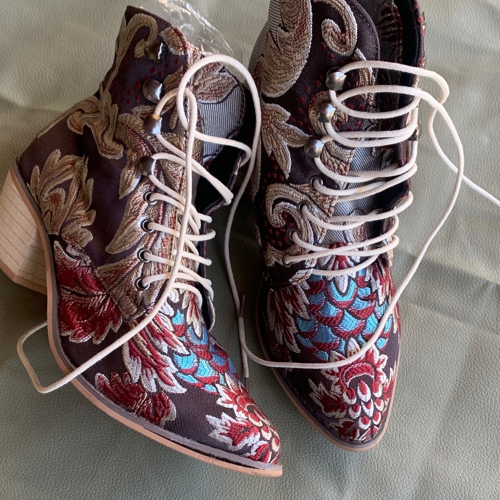 Embroidered Floral Lace-Up Ankle Boots in Brown and Red